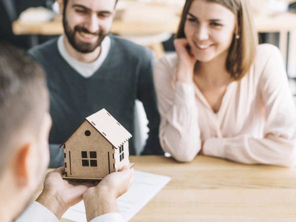 Casa dos sonhos e casal feliz